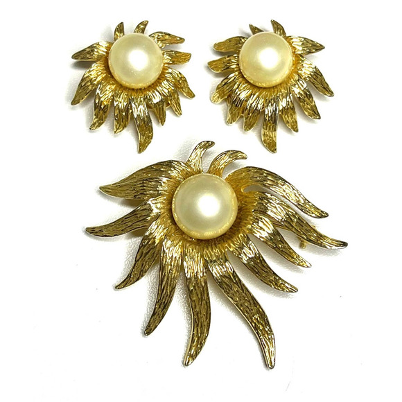 Brooch Clip Earrings Matching Set Cream Pearl Gold Vtg Signed TARA Pin S25 - Picture 1 of 5